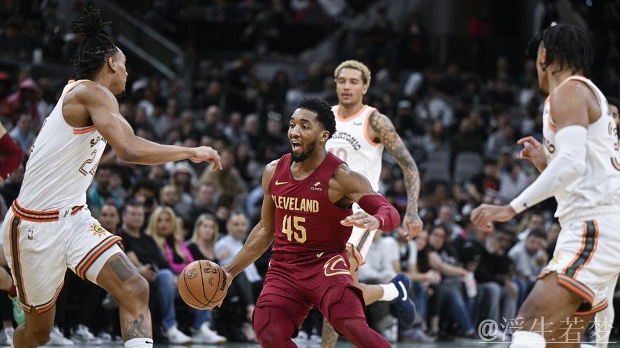 米切尔三双表现助力骑士主场击败马刺 米切尔三双表现助力骑士主场击败马刺